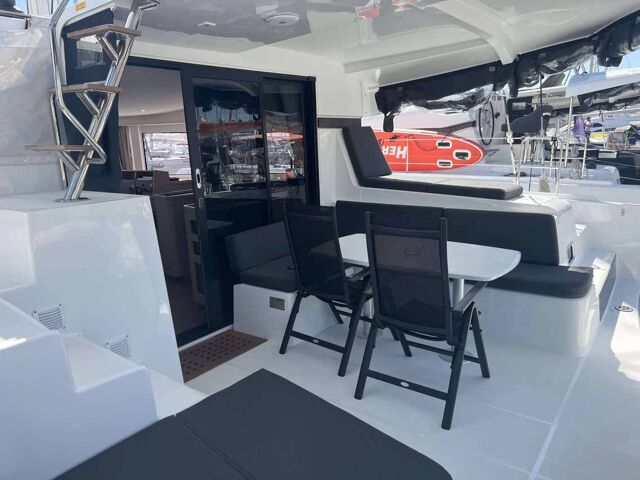 Lagoon 42 - 4 + 2 cab. Top Light